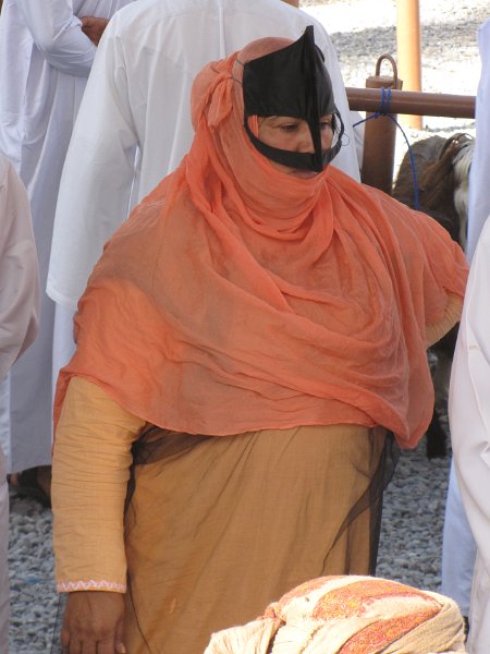 040211_nizwa traditioneel masker.JPG - Traditioneel gezichtsmasker van Oman.